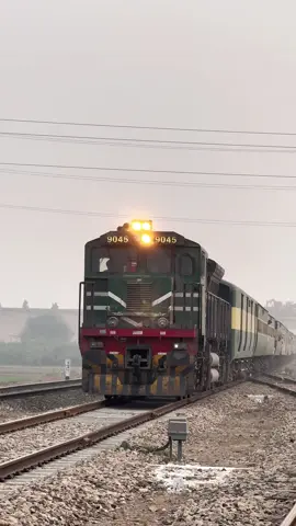 1up😍 #pakistanralways #train #dontunderreviewmyvideo #removeaccountwarning #fyp #locomotive #viralha 