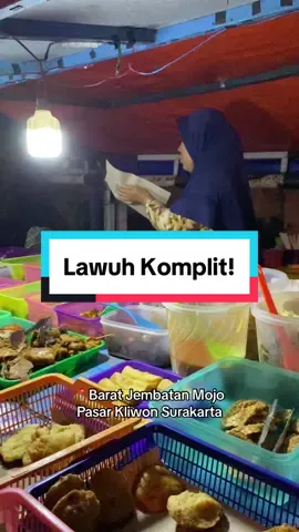 Lawuh e komplit banget lur. Gasskeun… 😋 #fyp #warungmakan #mbaknur #baratjembatanmojo #solo 