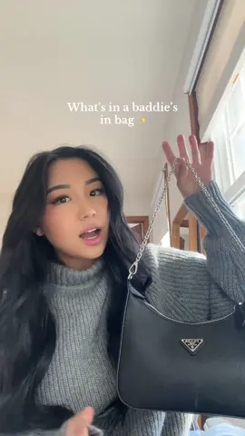 If you were wondering what to keep in your bag 🤭🎀 #whatsinmybag #olehenriksen #liptreatment #purseessentials #beautytips #whatsinmypurse 