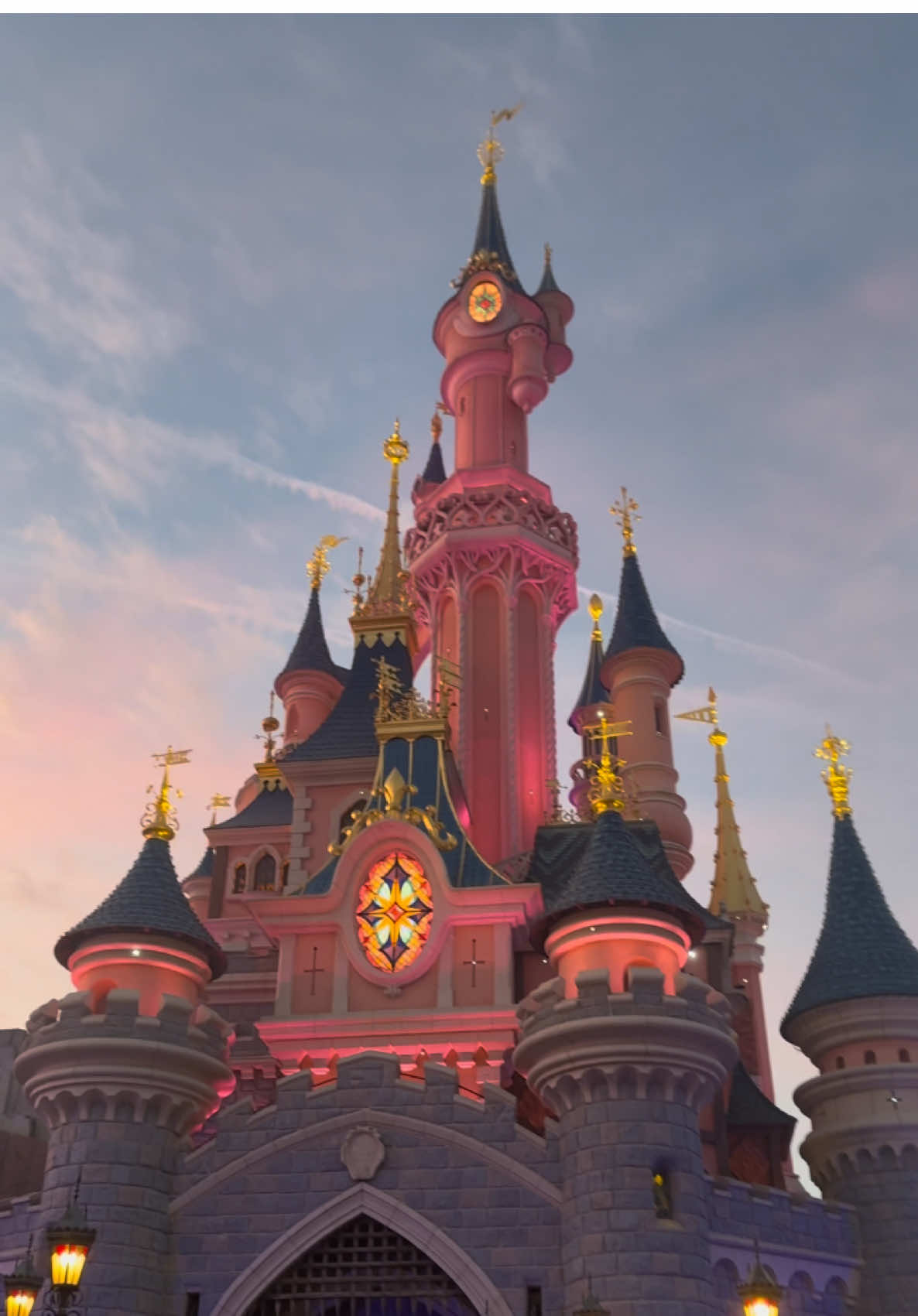 this is your sign to go to Disney with Christmas ☃️🧚🏽‍♀️🎅🏽🏰🎄❄️🛷  #disney #disneyland #disneylandparis #paris #disneytiktok 