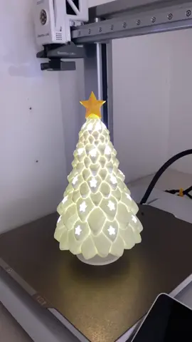 Imagine iluminar seu Natal com uma luminária impressa em 3D, trazendo uma atmosfera mágica e aconchegante ao ambiente! Com um design único que lembra as árvores natalinas tradicionais, essa luminária combina inovação e tradição, perfeita para criar um cantinho especial na sala ou no quarto. Cada peça é feita sob medida, com detalhes delicados e opções de luzes suaves que dão aquele brilho encantador e acolhedor. Ideal para quem quer um toque moderno e criativo, nossa luminária é a estrela que faltava para iluminar seu Natal com originalidade.  #natal #merrychristmas #papainoel #arvoredenatal #familia #decor #decoration #3dprinting #3d 