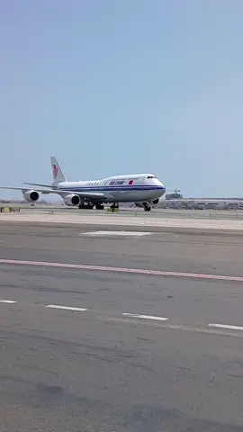 Llegada oficial de Xi Jinping al Perú 🇵🇪 🇨🇳 en su 747-800 ✈️ #apec2024 #aviacion #apec #aeropuerto #747 #presidente #xijingping #dina #militar 