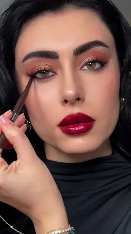 Sometimes, it’s all about the simple things. Using tape for that perfect sharp line and cotton swabs to blend out any edges – it’s the easiest way to get a clean, polished eye look. @Half Magic mouth cloud (magic brownie) @ColourPop Cosmetics super shock shadow (ritz) @Huda Beauty creamy kohl (very brown) Huda Beauty 1 coat wow mascara #makeup #beauty #makeuphacks #makeuptipsandtricks 