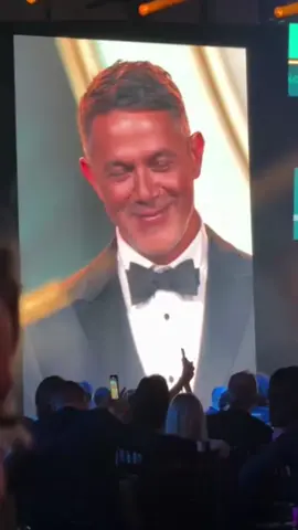 Palabras de @alejandrosanz a @carlosvives 😘#poty #personoftheyear #LatinGRAMMY #alejandrosanz #carlosvives #foryou #paratiiiiiiiiiiiiiiiiiiiiiiiiiiiiiii #fy