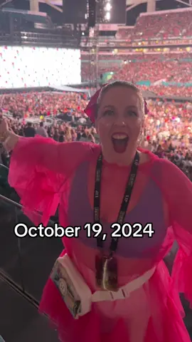 Eras Tour in Toronto (my home city) is happening right now and having major fomo but still thinking about my first and only time I got to go to the tour, #miamitstheerastour !!!! Miami Night 2!!! #TSTheErasTour #erastour #taylorswifterastour #torontotstheerastour @Erica 