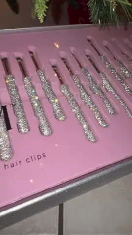 Enamorada de este set de Glitz & Glam 😍✨ $29.99 en @TJ Maxx ✨✨ #glitzandglam #makeupbrushes #girlythings #latinacreators #girlhood #wakeupandmakeup #makeupreels #sparklybrushes 