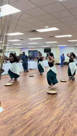 We just love Burundian traditional dancing! Its the best thing to happen ariko! Abana bavyina nezaaa peee! @Leila Dushime @Christela @dk turabikundira cane!! Mubandanye mukunda umuco! Bisous ❤️❤️ 🇧🇮🇧🇮 #burunditiktok🇧🇮 #eastafricantiktoks #burunditiktok #burundiantraditiondance💃🏽 #burundiwedding 
