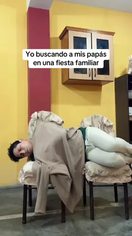 Los que dormimos en 2 sillas 😂 #humor 