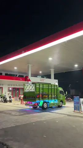 pesona roda 4 😋 dengan sound yang dipenuhi kesenangan laki laki😇#fyppppppppppppppppppppppp #trendviral #trukengkel #lampukolong #foryou 