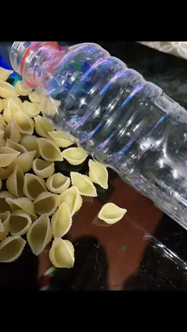 #CapCut Desarrolla la motricidad fina en tu peque a partir del año y medio en adelante.🧸 #motricidadfina #ensartado #pinzadigitalniños #concentracion #atencion #botella #fideos #soynana #amomitrabajo #porunaniñezfelizysegura #sensorialbaby 