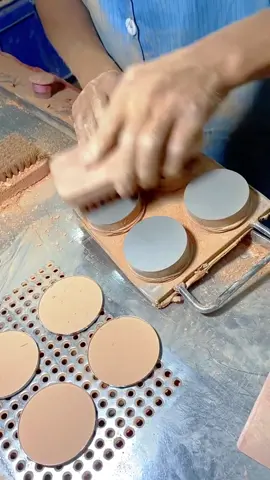 Bagaimana pabrik OEM memproduksi bedak padat?#balsembibir #indiemakeup #factory #oem #labelitcosmetics #naturalcosmetics #cosmetics #quality #eyeshadow #OEM #beauty 