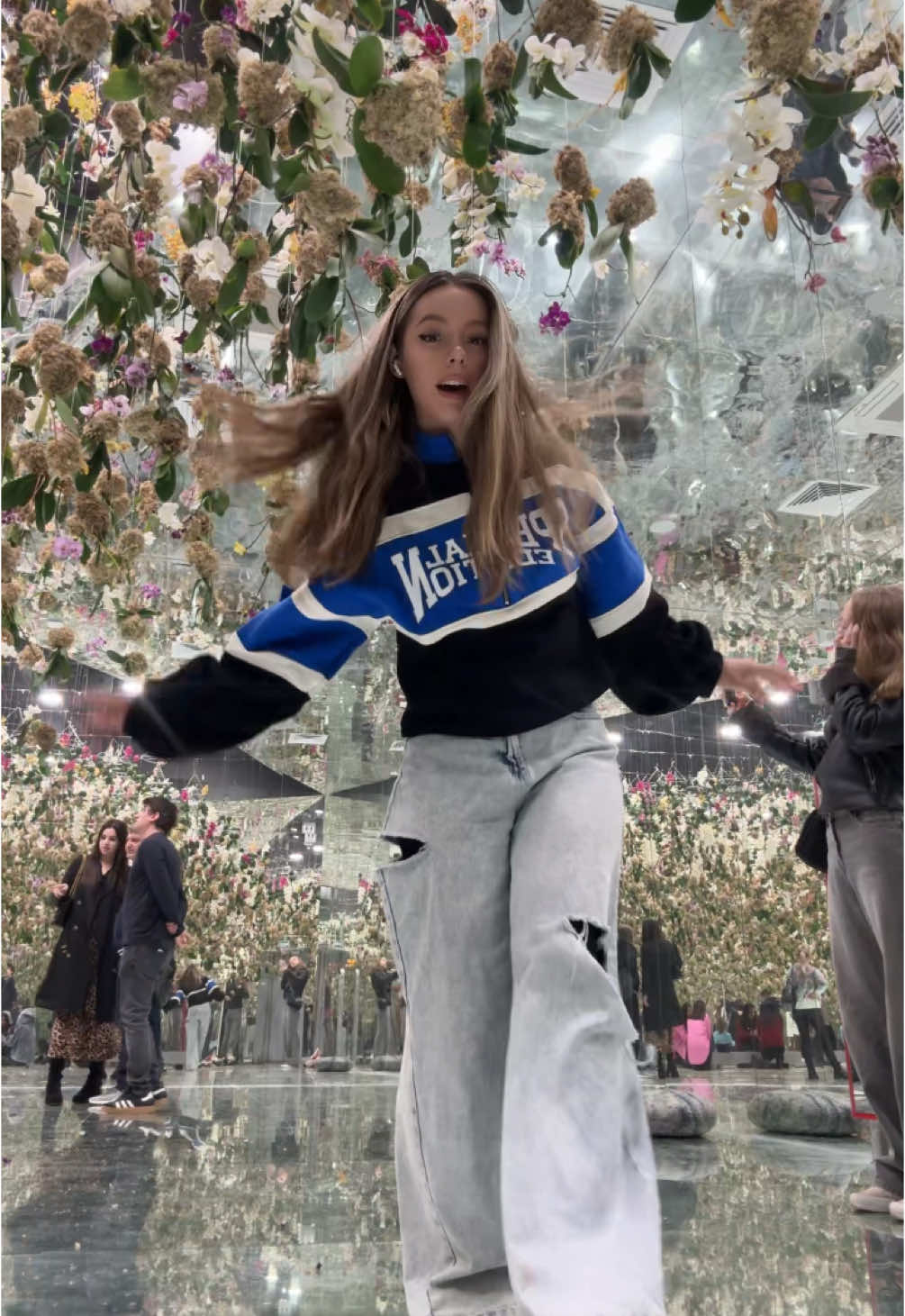 Живые парящие цветы😍 #цветы #москва #выставка #испания #испанскиепесни #девушки 