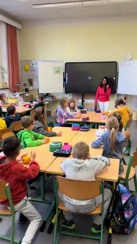 Heute ist bundesweiter #Vorlesetag! In den letzten Tagen war ich an einigen Grundschulen in Wuppertal unterwegs und durfte den Kindern vorlesen. Vorlesen fördert nicht nur die Fantasie, sondern auch die Sprach- und Lesekompetenz – ein Schlüssel für die Bildung unserer Kinder.  Studien zeigen, dass NRW bei den Bildungsstandards im Lesen zurückfällt. Lasst uns gemeinsam dafür sorgen, dass jedes Kind die Chance bekommt, in die Welt der Bücher einzutauchen!  #vorlesen #schulen #bundesweitervorlesetag #nrw #wuppertal #dilekengin #spd #nrwspd #landtag #grundschulen #bildung 