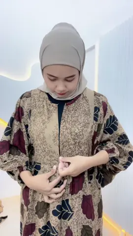 Haiiiy beb… yuk gabung di live room aku sekarang juga…. Ada drees sonia dengan potongan harga ambyarrr😍.     #fyp #viral #LIVEhighlights #masukberanda #dres #sofia #TikTokLIVE #LIVE #guncang1111 #LIVE #jointrend #FashionDaster #fypp #fyppppppppppppppppppppppp #dress #lenganbalon #batik #dastermurah #gamiscantik #daster #xyz 