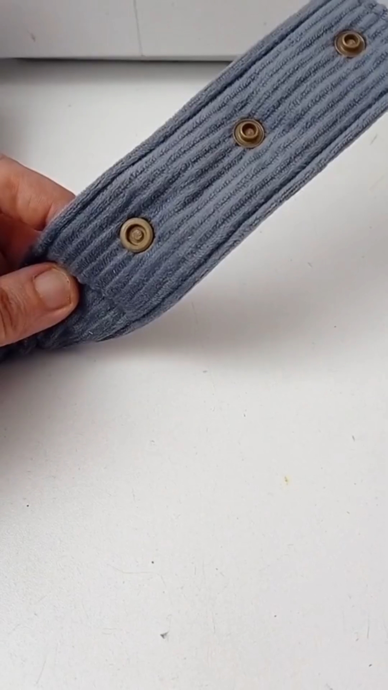 Réponse à @isamichaux petit montage de mes vidéos dédiées à ''comment enlever une pression plastique mal posée ''  .  vous pouvez aussi ''faite fondre le milieu de ma pression avec un fer à souder ou une allumette fraîchement éteinte   testez la technique qui vous conviendra le mieux avant d'enlever la pression sur votre projet déjà cousu .  #pression #sewingtips 