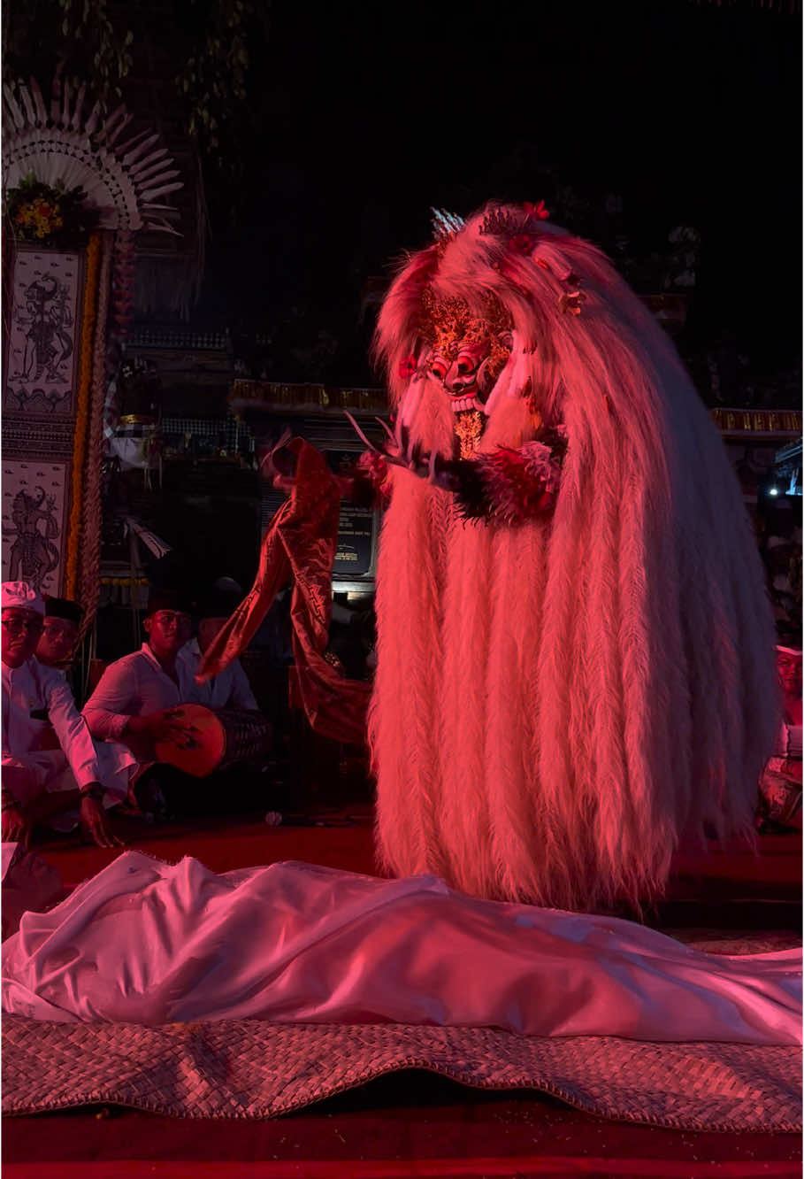 Ritatkala Ngiring Ida Sesuhunan ring Jagat Penestanan mesolah‼️ Dumogi state ngemolihan Kerahayuan semeton penestanan lan jagat sami🙏🏻 #calonarang #rangda #sesuhunan #rangdabali #taribali #tarirangda 