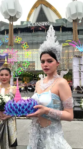 ‘เบ็คกี้ รีเบคก้า’ ในชุดนางนพมาศประจำปี 2024 ในเทศกาลลอยกระทงไอคอนสยาม ซึ่งเป็นชุดที่วิจิตรตระการตา งดงามจริงๆ 💖✨ REBECCA THE NOPPAMAS QUEEN #THAICONICLoyKrathong #ICONSIAM #LoyKrathong #ลอยกระทงที่ไอคอนสยาม #ลอยกระทง #ลอยกระทง2567 #beckysangels #BeckyArmstrong #LoyKrathongICONSIAMxBecky 
