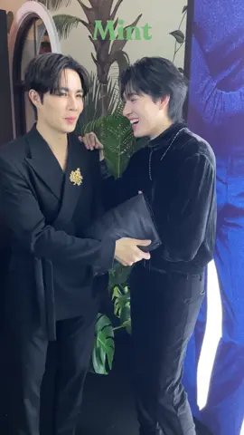 พี่พระเอก! #MintReports เก็บโมเมนต์น่ารักของสอง DG Boy สุดหล่อ #ซีพฤกษ์ และ #นานิหิรัญกฤษฎิ์ ที่งาน Dolce&Gabbana Gala Dinner ในวันนี้ สองหนุ่มเขาคุยกันถูกคอสุดๆ 💚 #DolceGabbana  #zeepruk #hirunkit_ #MintMagTH