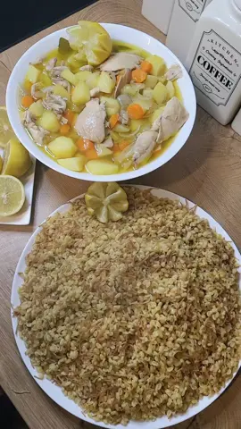 #يخنةبطاطا ##برغل_بشعيرية #يخنة_دجاج_بطاطا  الطريقة :اليخة :بدايتا بقلب بصل  جوانح ليدبل تمام بضيف له جزر مقطع وورق غار وحب هال لما الجزر بياخد 20% استواء بضيف له بطاطا مقطعة وبقلبهم  شوي بعدا بضيف لهم مرق دجاج ايضا فلفل  وملح ومكعب مرق دجاج . لما بتستوي الخضار بضيف قطع  دجاج مسلوق وبتركهم خمس دقائق وبطفي . البرغل بشعيرية :بقلي شعيرية ولما بتاخد لون حلو بضيف لها كوبين برغل خشن بقلبهم شوي وبضيف عليهم ماء استخدمت لكل كوب برغل كوب ونصف ماء يعني ضفت للكوبين برغل ثلاث أكواب ماء ،بضيف فلفل وملح ومكعب مرق دجاج ولما بنشف البرغل بهدي الحرارة ليستوى تماما عند الاستواء بضيف ملعقة سمنة . بقدمهم مع ليمون ومخلل  والف صحة وهنا يارب .