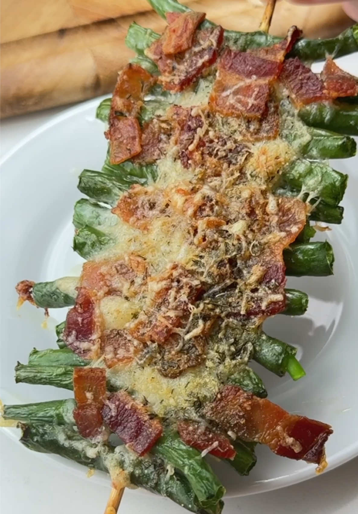 Say “YUM” if you would eat these Ranch Parmesan Green Bean Skewers 😋🙌 How to make them:  1. Put fresh green beans on a skewer and top with olive oil, Parmesan, bacon & ranch seasoning. 2. Bake for 15 mins @ 400F, take them out & enjoy!