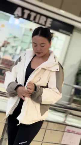 Newly dropped!! 2 in 1 windproof jacket comes with outer layer jacket made of soft waterproof fabric and a inner warm fleece jacket that can be attached as well🤎🤍🔥🔥 #geetthing #windproof #fleece #jacket #fyp 