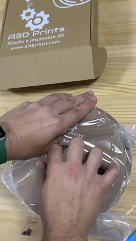 NEW PETG CF✨  Este material lleva la impresión 3D al siguiente nivel: es súper resistente, tiene una alta tolerancia al calor y además su acabado es impecable, perfecto para proyectos que requieren durabilidad y estilo. Ideal para piezas funcionales y diseños que necesitan un extra de rigidez sin perder flexibilidad.  ¿Quién más quiere probarlo en sus próximos proyectos? 👇 #Impresión3D #PETGCarbonFiber #Innovación3D #A3DPrints #MaterialesDeCalidad #3DPrinting #petg 