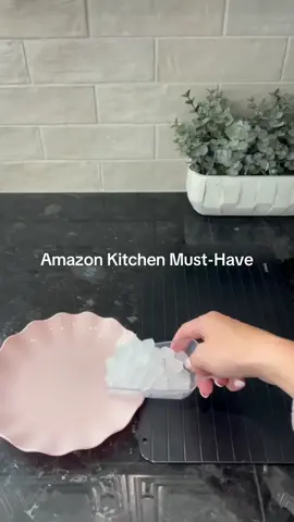 We love this tray 👏🏼👏🏼👏🏼 This defrosting tray thaws meat so much faster so no more worries if you forget to take meat out of the freezer on time #amazonmusthave #amazonfinds #amazonhome #homehack #LifeHack #kitchenfinds #kitchengadgets #kitchenmusthaves 