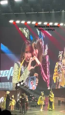Sampe bingung yg mana lisa🤣 Lucky bangetttt bisa foto bareng sama lisa di fan meeting nya🥹 #lalisa #fanmeetinglisa #fanmeetlisa #lisablackpink #lisafanmeet #lalisamanoban 