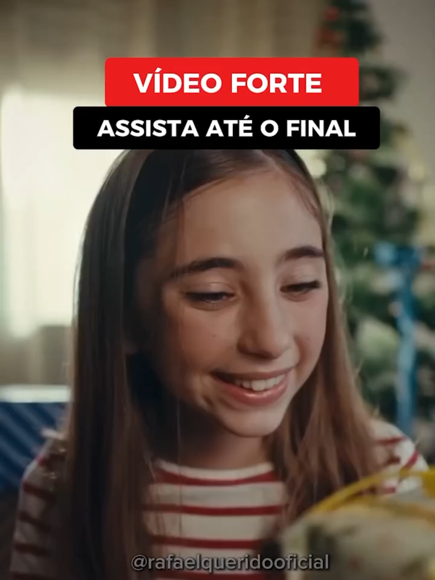 O vídeo retrata a trajetória de uma adolescente que, após receber um celular de presente no Natal, mergulha no mundo digital. Ela passa a enviar mensagens, tirar selfies, jogar e realizar danças populares nas mídias sociais, enquanto enfrenta distrações e exaustão. A situação se agrava quando a jovem é exposta a conteúdos inapropriados e entra em conflito com os pais ao tentarem limitar o uso do dispositivo. ￼ 🚨🚨🚨Especialistas alertam que o contato exagerado com telas na infância e adolescência pode ter impactos profundos na saúde mental e física, incluindo distúrbios do sono, sedentarismo e problemas de socialização. 🚨🚨🚨 #telasinfantiles #infancia #paisefilhos #educacaoinfantil