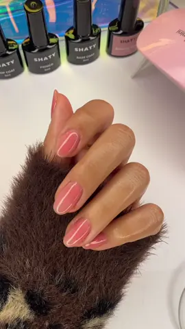 Altijd perfecte nagels vanuit huis? Probeer onze ‘Peach Pink’ BIAB kleur! 🌸✨ Voor een elegante look die wekenlang blijft zitten. #shaty #peachpink #perfectenagels #biab #nagellak”