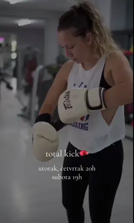 Total kick grupni treninzi🏋🏻‍♀️🥊    TOTAL KICK- Kombinacija kardia i borilackih vestina koje aktiviraju celo telo kroz intenzivan trening. Ovakvim treningom postizemo vecu snagu i sigurnost u sebe💪🏻#gymmotivation #kickbox #martialarts #cardio #functionaltraining #GymTok #girlsonly #xyzcba #teretana #gymgirltiktok 