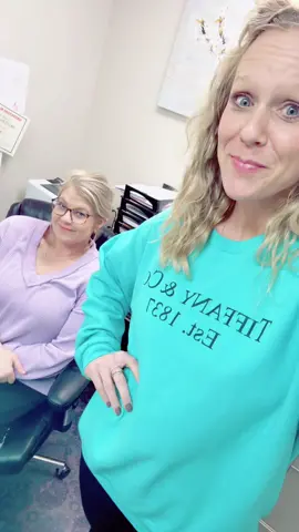 Two best friends 🥰 The one with the glasses ….. shes the troublemaker @britsellers0615 💁🏼‍♀️ #twobestfriends #besties #workingwiththebestie #shesatroublemaker #imprefect💁🏼‍♀️ 