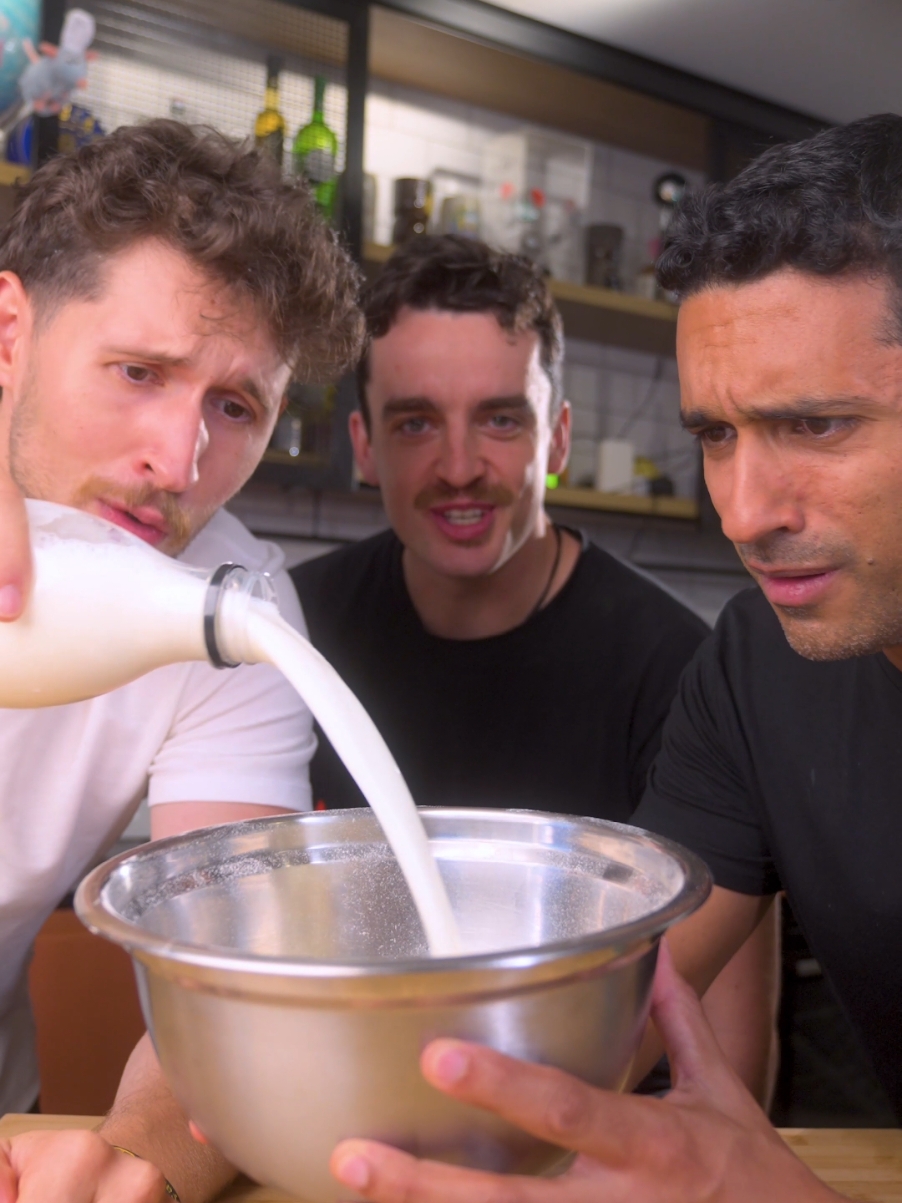 ANIVERSÁRIO ESPECIAL DO BLAKE 😅 Chamei o @Bruno Eeeats pra gente comemorar o aniversário do @Blake Menard em grande estilo, mas não esperávamos por esse final hehehehehe #cheffotto #eeeats #blakemenard #bolo #asmr 