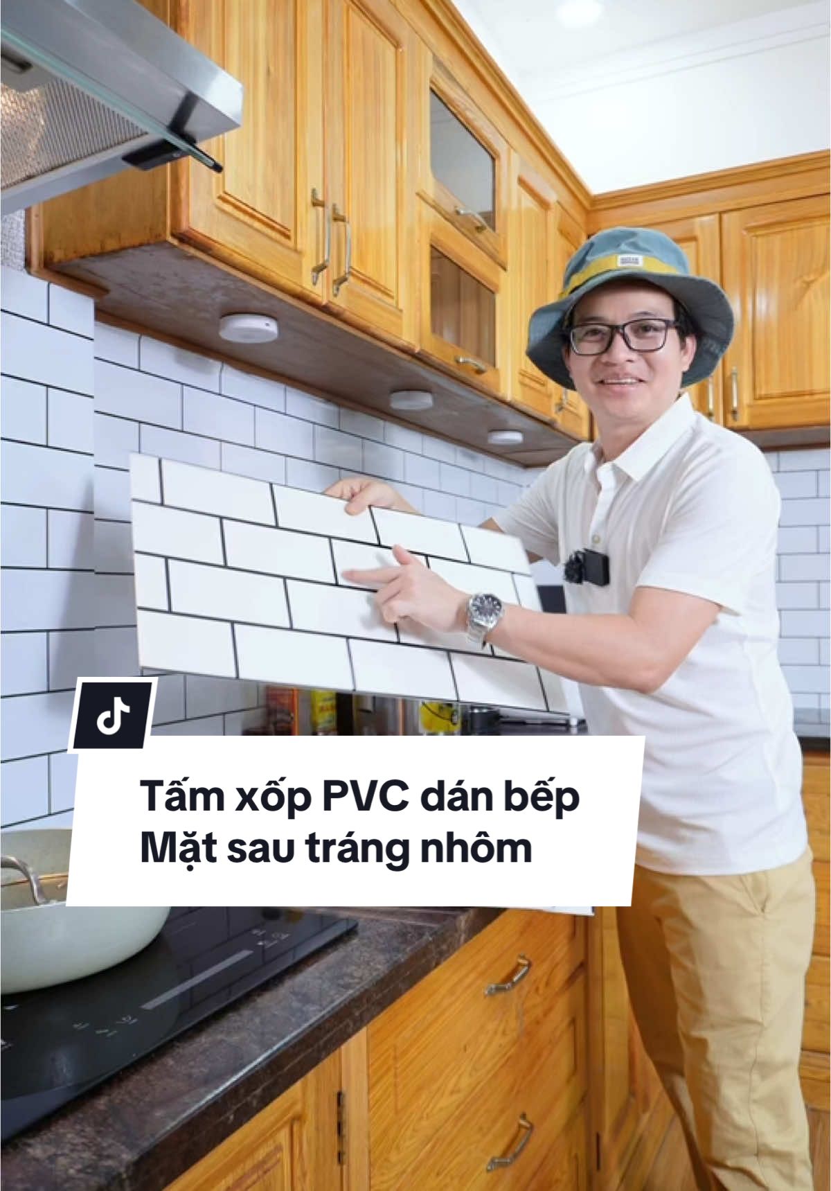 Tấm xốp PVC vân gạch trắng thích hợp dán bếp, từ nay không cần lo ngại khó dán ngoài ra phù hợp với cả tường sơn, gạch men #xopdantuong #caitaonha #decor #mittocao #decaldanbep 