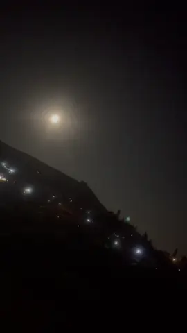 يا بعد عمرى أنا ، وانت نسيم الروح مالي ع بعدك هنا حتى الهنا مجروح لو تدرى بيا شصار كل الذنب بهواك زرعوا القلب بالنار حتى القلب ينساك وعذبوني وجننوني ودوبوني ودوبوك ودمرونى وغربوني وجرحوني وجرحوك لو حرمونى بسمتي ولو سقيوني دمعتي ولو جافوني أو لامونى ماقدر أبعد عن هواك لو منعوني من الغفا لو مشوني على الحفا لو بعدوني ما ينسونى يبقى قلبي وروحى معاك لو حرقوني بالجمر ولو سجنوني هالعمر ولو حرموني نور عيوني، نور عيوني وعمري فداك لو جرحوني بالهوا لو تركوني بلا دوا لو غصبوني ما يشفوني، ما يشفيني إلا دواك يا ضيا عمري وحبيبي، غيبتك جمري ولهيبي لو تدرى بيا شصار كل الذنب بهواك زرعوا القلب بالنار حتى القلب ينساك وعذبوني وجننوني ودوبوني ودوبوك ودمرونى وغربوني وجرحوني وجرحوك عذبوني وعذبوك🎶❤️👑 @Assi El Hallani  . . . #عاصي_الحلاني #عذبوني #عاصي_الحلاني_وابنه_الوليد❤️❤️ #فارس_الغناء_العربي #عاصي_الحلاني🔥❤ #اغاني #اغاني_لبنانيه #Sing_Oldies #لبنان #الوطن_العربي #تيك_توك #تيك_توك_عرب #متابعه #ليك #اعادة_النشر🔃 #page_old_songs 