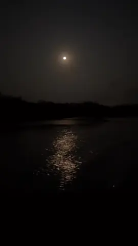 ‏ليلةٍ قمرا يسلى بها السالي .🌒