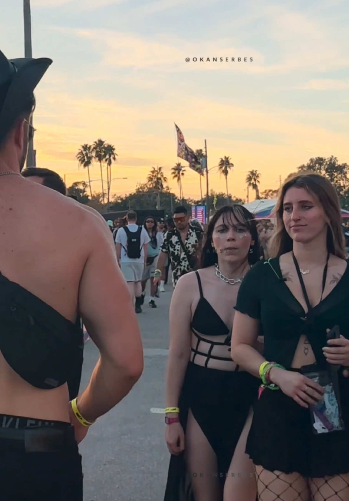 Festival 🕺 - Walking Down The Street 🚶🏻‍♂️ . . 💪🏻12 Weeks Fat Destroyer Workout & Diet Program - Link in Bio 🔗 🚨 . . . #walkingdownthestreet #peoplesreactions #reactions #alleyesonme #captured #paparazzi #styleinspo #model #reactionvideo #viralvideos 