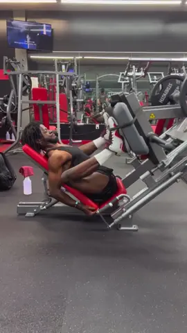 Com vocês um exercício novo… LEG PRESS… ou melhor… QUADRIL PRESS 540° kkkkkkkkkkkkkk O que vocês já viram de mais doido na academia? Escrevam nos comentarios #legpress #gym #comed#comedyy#funnyr#humoremia #nopainnogain  PRÓXIMOS SHOWS: 26/11 Jundiaí/SP ESGOTADO 27/11 Araraquara/SP  28/11 São Paulo (ZL)  29/11 Sorocaba/SP 19h30 e 21h 30/11 Praia Grande/SP 01/12 São Bernardo do Campo/SP 17h e 19h 02/12 Poá/SP 03/12 Ribeirão Preto/SP 19h e 20h30 04/12 Bauru/SP  05/12 Rio de Janeiro/RJ 06/12 São Paulo/SP 20h30 e 22h 07/12 Itajaí/SC 08/12 São Bento do Sul/SC 09/12 Lages/SC 10/12 Campinas/SP 18h30 e 21h 11/12 Brasília/DF 19h30 e 21h 12/12 Belo Horizonte/MG 19h30 e 21h 13/12 S. José dos Campos/SP 19h30 e 21h 15/12 Ponta Grossa/PR 16/12 Londrina/PR 19h30 e 21h 17/12 Maringá/PR 18/12 Curitiba/PR 19h30 e 21h 19/12 Joinville/SC 19h e 21h 20/12 Campo Grande/MS 21/12 Vitória/ES 18h30 e 20h30 22/12 Goiânia/GO 23/12 Recife/PE INGRESSOS: jonathannemer.com.br