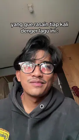 ini lagu ada sihirnya kali ya bisa ikutan galau gt lho tiap dengerin