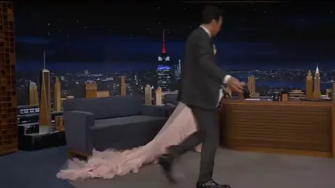 OMG,this dress>>>>>#arianagrandebutera #arianagrande #jimmyfallon #glinda #foryoupage #fyp #fy #views 