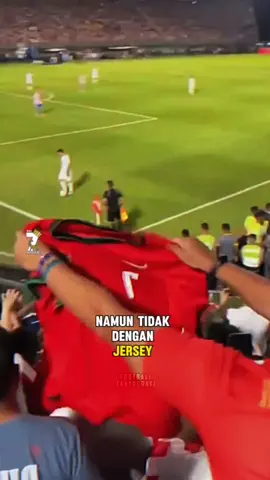Paraguay Melarang membawa jersey yang berkaitan dengan Messi Namun, larangan ini tak berlaku untuk jersey Cristiano  . #kevindiks #footballfaktografi  #CR7GOAT #timansindonesia #MasyahAllah #europaleague #Viralfacebook #fyp #reels #monetisasi #Cr7 #Ronaldo #AlNassr #Acl #Afc #beritabola #sepakbola #beritasepakbola #ligainggris #seputarbola #mancity #ligachampions #pialadunia #manunited #realMadrid #ElClasico   