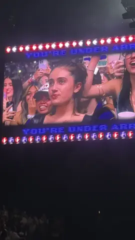 🇺🇸 Sabrina Carpenter arresting Rachel Sennott during 