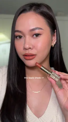 got the shade 03 (chesnuts), very autumn szn shade 🍂 #otwoo #otwoophbeauty #vinyllipstick #glossystain #glossylip #satinlipstick 