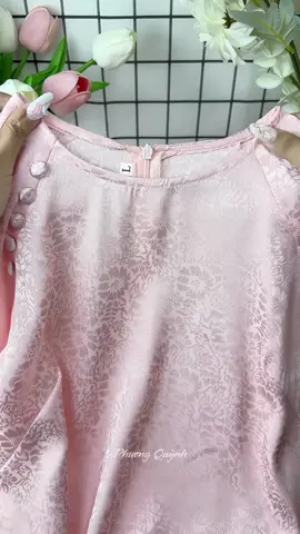 Áo dài cách tân gấm suông cổ tròn tay loe cúc bọc màu hồng phấn #aodai #aodaitet #aodaicachtan #tet2025 #thoitrang #viral #fypシ゚ 