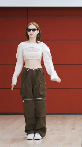 . #NAYEON ꒱ ᜔ A nayeon fica tão pitica com essa roupa !! 🤏💗💗 @ᦂ ִ ۫  𝐆เ︩︪h ! ৎ ֹ 🩷 ꒱ #nayeon #twice #foryou #fyp #fancam #contamoot 