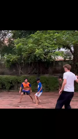 Ole mengunjungi dan bermain bola bersama anak2 dari yayasan yang mengasuh anak2 pemulung 🥺❤️  🎥: ig ka.pelitahati ig udahsalama  #oleromeny #timnasindonesia 