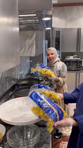 واحلى بلاليط بالعسل حق بوسالم وربعه يستاهل حمرتهم شري بدون زيت طبعا الفوح اربع دقايق. بعدها صفيته ضفت العسل. البيض ملح فلفل اسوذ هيل وسويت قروص كبيره مع الزيت الديتون . واخر شي حطيت البيض عالبلاليط هيل زعفران ربع ياعه وبالعافبه.