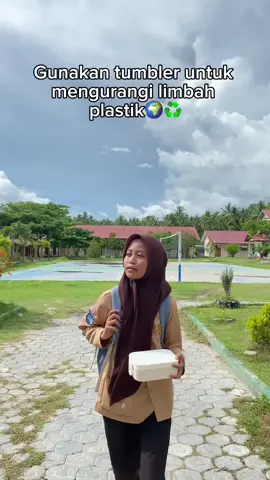 Halo Sobat Smanca🤩‼️ ✨Kami memberikan konten Edukatif yang bisa mendorong dan membawa perubahan bagi kita semua✨ Dengan menjaga kebersihan sekolah dan menerapkan untuk membawa tumbler dan bekal dari rumah, tanpa kita sadari kita turut menjaga kesehatan dan kenyamanan teman-teman kita dalam belajar📝‼️ Mari bersama-sama meningkatkan kesadaran untuk melakukan tindakan sederhana yang memberi pengaruh besar terhadap lingkungan sekolah kita demi mewujudkan visi program sekolah sehat🤩🏫💪🏻 @SMAN 1 Campalagian  #osis#osismpk#sehat#sekolahsehat#sekolahsehatgenerasihebat 