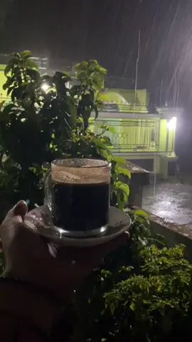Ngopi pas udan, panggah suweger rasane ☕️🍃 #storywa #ngopi #vibes #foryou #mentahanvideo 