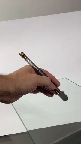 Toyo TC90 é o cortador mais vendido do mundo. Por isso mesmo, é o mais falsificado. Imitações baratas não são economia, pois a qualidade é a mesma de cortadores mais baratos ainda. Você para mais caro por ser imitação do Toyo.